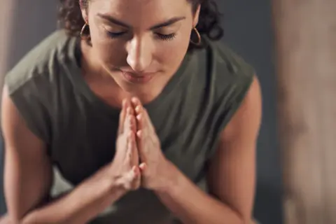 Co znaczy namaste w jodze? Odkryj jego głębokie znaczenie i siłę