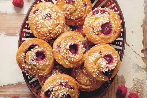 Snabba bullar med bakpulver, fyllda med hallon och toppade med pärlsocker. Perfekta för fika!
