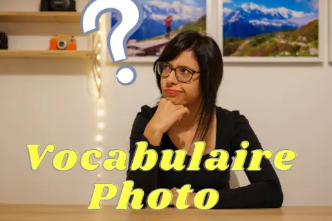 Une femme réfléchit à un point d'interrogation, devant des photos de montagnes et des appareils photo. Le texte "Vocabulaire Photo" apparaît.