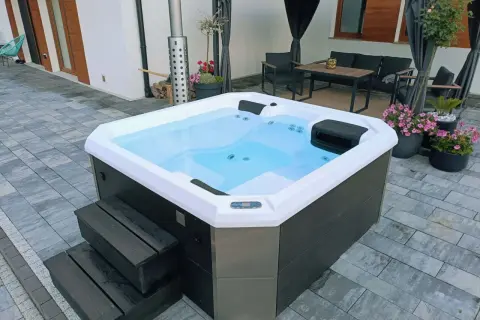 Relaks w jacuzzi to świetny sposób na odprężenie. Ile razy w tygodniu można korzystać z jacuzzi? Codziennie, jeśli masz ochotę!