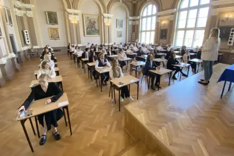 Jak wygląda matura w technikum? Poznaj kluczowe zasady i wymagania