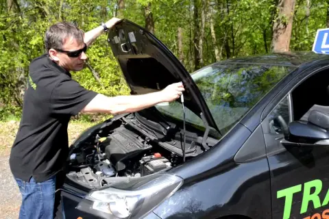 Jak otworzyć maskę Toyota Yaris - proste kroki i rozwiązania problemów