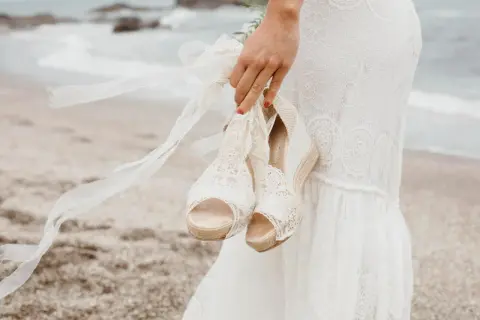 Buty na lipcowe wesele: Jak połączyć styl, komfort i upał?