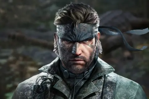 Twarz Big Bossa z gry Metal Gear Solid V, stworzona w silniku Fox Engine. Widać jego charakterystyczną opaskę i kamuflaż.