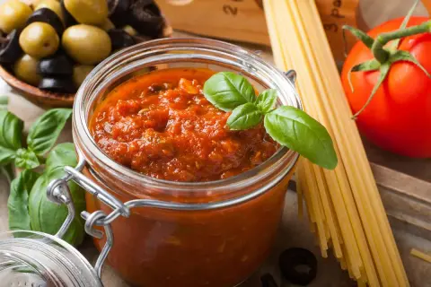 Jak samodzielnie zrobić sos do spaghetti, który zachwyci smakiem