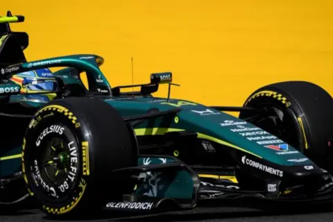 Coche de Fernando Alonso en Aston Martin, con detalles en verde y amarillo. Noticias de Fernando Alonso en la Fórmula 1.