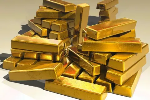 Montón de lingotes de oro brillante. ¿Qué es más caro el oro o el platino? El oro es un metal precioso.
