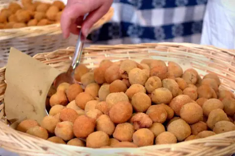 Cesto pieno di olive fritte, un classico dei piatti tipici marchigiani, pronte per essere servite.