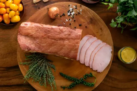 Schab gotowany w herbacie, pokrojony w plastry, z dodatkiem ziół, pieprzu i musztardy.