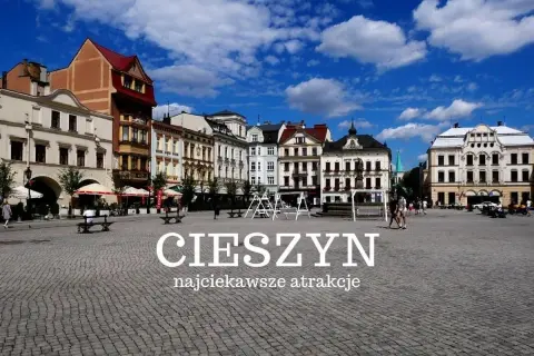 Rynek w Cieszynie, czeskie atrakcje i urokliwe kamienice. Słoneczny dzień, błękitne niebo z chmurami.