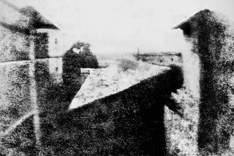 La prima foto iconica: una vista da una finestra, con un uomo che cammina per strada, catturato in un'immagine storica.