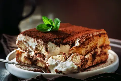 Pyszny deser tiramisu, idealny na każdą okazję. Ten przepis na tiramisu zachwyci każdego.