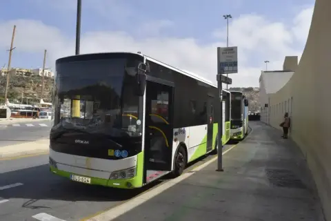 Autobusy na Malcie czekają na pasażerów. To część sprawnie działającej maltańskiej komunikacji miejskiej, która ułatwia zwiedzanie wyspy.