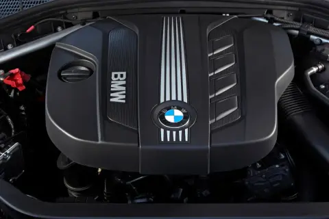 Silnik BMW n20 z logo marki.
