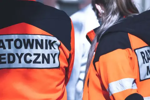 Obowiązek pomocy: Kara do 3 lat więzienia? Wyjątki i ochrona.