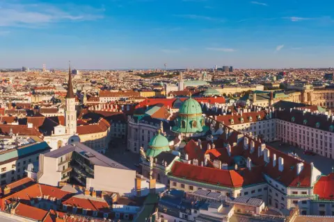 Wiedeń co zwiedzić w 2 dni: widok na miasto z zielonymi kopułami i wieżami kościelnymi. Idealny plan na krótki wypad.