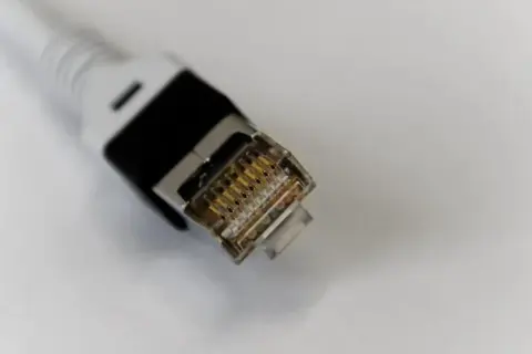 Jak podłączyć kabel internetowy do gniazda: proste kroki bez problemów