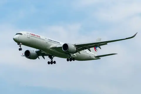 Samolot China Eastern zbliża się do lądowania. Zastanawiasz się, ile leci samolot z Chin do Polski?