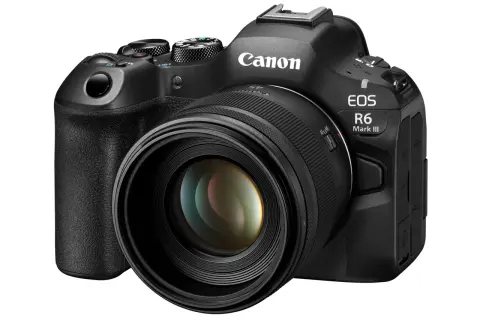 La Canon R6 Mark III, con il suo obiettivo luminoso, è pronta a catturare ogni dettaglio.