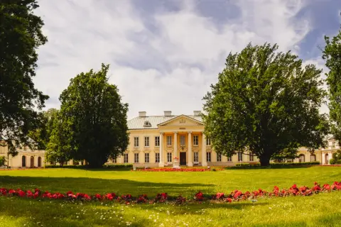 Walewice: Pałac, konie i romans Marii Walewskiej odkryj!