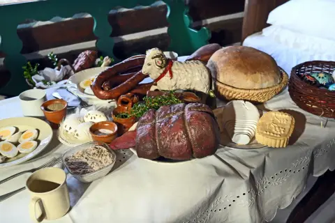 Wielkanocny stół z kiełbasą, jajkami i chlebem. Czy w Wielki Piątek można jeść kaszankę? Tradycja mówi, że nie.