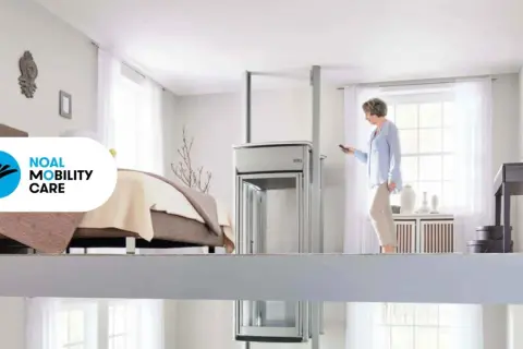 Donna usa un miniascensore più piccolo per muoversi comodamente tra i piani della sua casa.