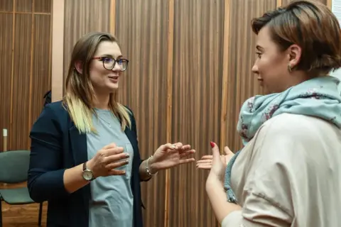 Głusi i niesłyszący w Polsce: Bariery, PJM, wsparcie jak pomóc?