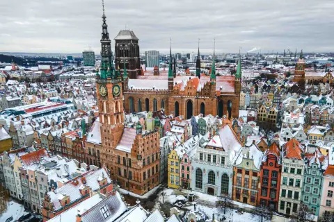 Zimowy widok na Gdańsk z Ratuszem Głównego Miasta i Bazyliką Mariacką. Wspaniałe, fajne miejsca w Gdańsku pokryte śniegiem.