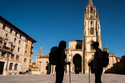Peregrinos admiran la Catedral de Oviedo, un lugar imprescindible que ver en Oviedo.
