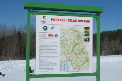 Mapa turystyczna z zaznaczonym szlakiem bocianim, prezentująca atrakcje Suwalszczyzny i Podlasia.