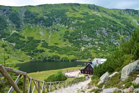 Ile kosztuje nocleg w schronisku? Ceny, które zaskoczą podróżników