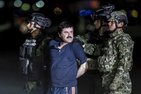 El Chapo, aresztowany przez meksykańskich żołnierzy, stoi w kajdankach.