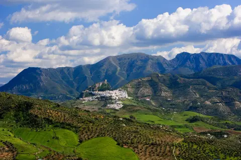 Pueblo blanco en la sierra de Grazalema, ideal para rutas de senderismo.