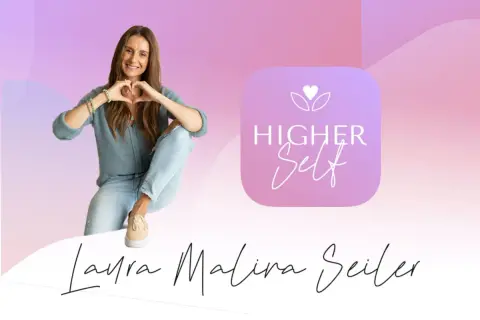 Laura Malina Seiler mit Herzgeste und dem Logo der "Higher Self" App.