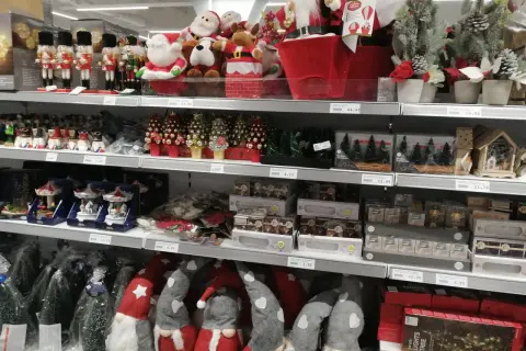 Odkryj, od kiedy ozdoby świąteczne w sklepach zaczynają się pojawiać