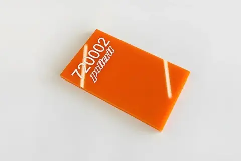 Un échantillon de plexi orange vif, portant le numéro 720002 et le mot "policril" en blanc.