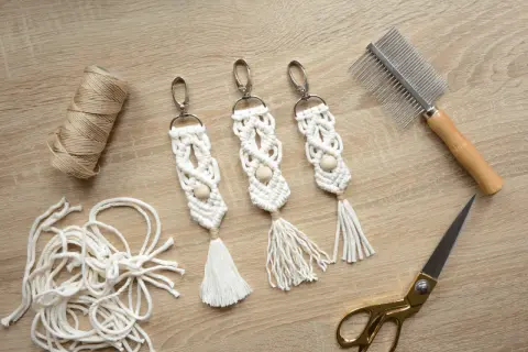 Jak zrobić zawieszkę do smoczka makrama - proste instrukcje DIY