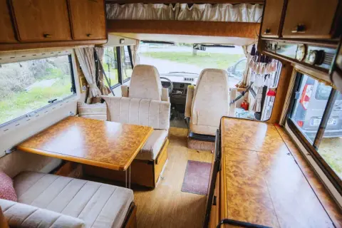 Interior de una autocaravana lista para viajar. Ideal para empresas para camperizar furgonetas que buscan inspiración.