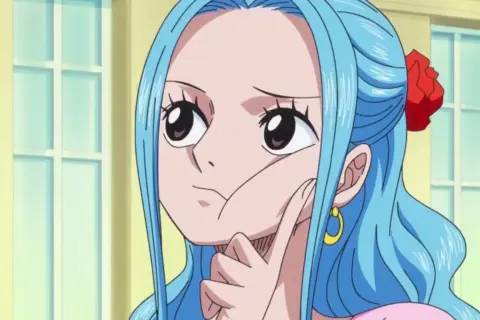 Miss Wednesday aus One Piece, mit blauen Haaren und einem roten Rosen-Accessoire, denkt nach.