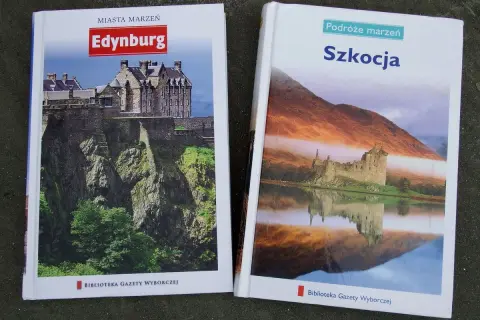 Dwie książki o podróżach: "Edynburg" z zamkiem na skale i "Szkocja" z zamkiem nad jeziorem. Idealne do planowania wycieczek po Szkocji.