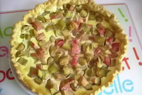 Tarte à la rhubarbe sur pâte feuilletée, garnie de morceaux de rhubarbe et d'une crème onctueuse. Un délice printanier !