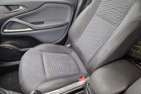 Wnętrze samochodu Opel Astra J: siedzenie z tapicerką i panel drzwi.