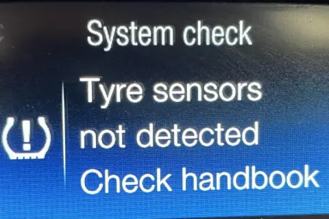 Ford Fiesta : "System check. Tyre sensors not detected". Vérifiez le manuel.