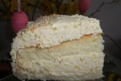 Pyszny krem kokosowy z budyniem, posypany wiórkami kokosowymi. Idealny na wielkanocny stół.
