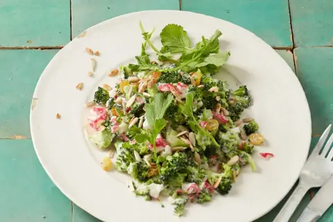 Frischer Brokkolisalat mit cremiger Soße, Rosinen und Sonnenblumenkernen, zubereitet im Thermomix.