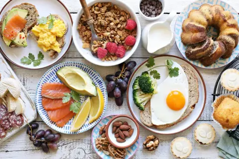 Leckere Brunch-Ideen für Ostern: Rührei, Lachs-Avocado-Toast, Müsli, Obst, Kuchen und mehr.
