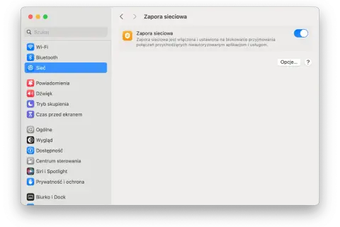 Okno ustawień systemowych MacBook z zaznaczoną opcją "Zapora sieciowa" i włączonym przełącznikiem.