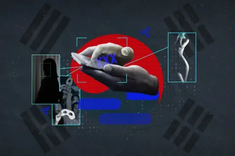 Dłoń trzyma telefon, na ekranie cyfrowa postać. Obok sylwetka i maska. W tle symbolika Korei Południowej i kod binarny.