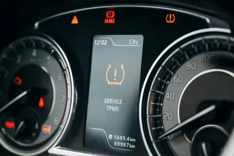 Na desce rozdzielczej świeci się kontrolka cisnienia opon TPMS. Obok widać wskaźnik hamulca i temperatury.