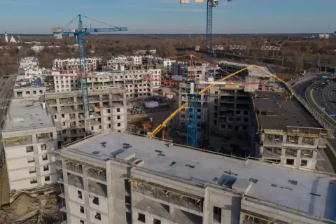 Budowa osiedla mieszkaniowego z dźwigami. Czy tu znajdziemy tanie mieszkania w Polsce?